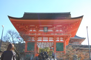 at the entrance to kiyomizudera temple